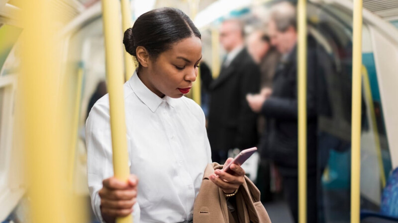 Femme utilisant son téléphone dans le métro