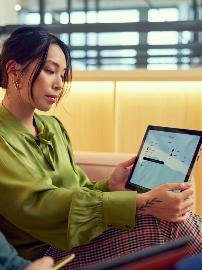Mulher fazendo checkout da web no tablet