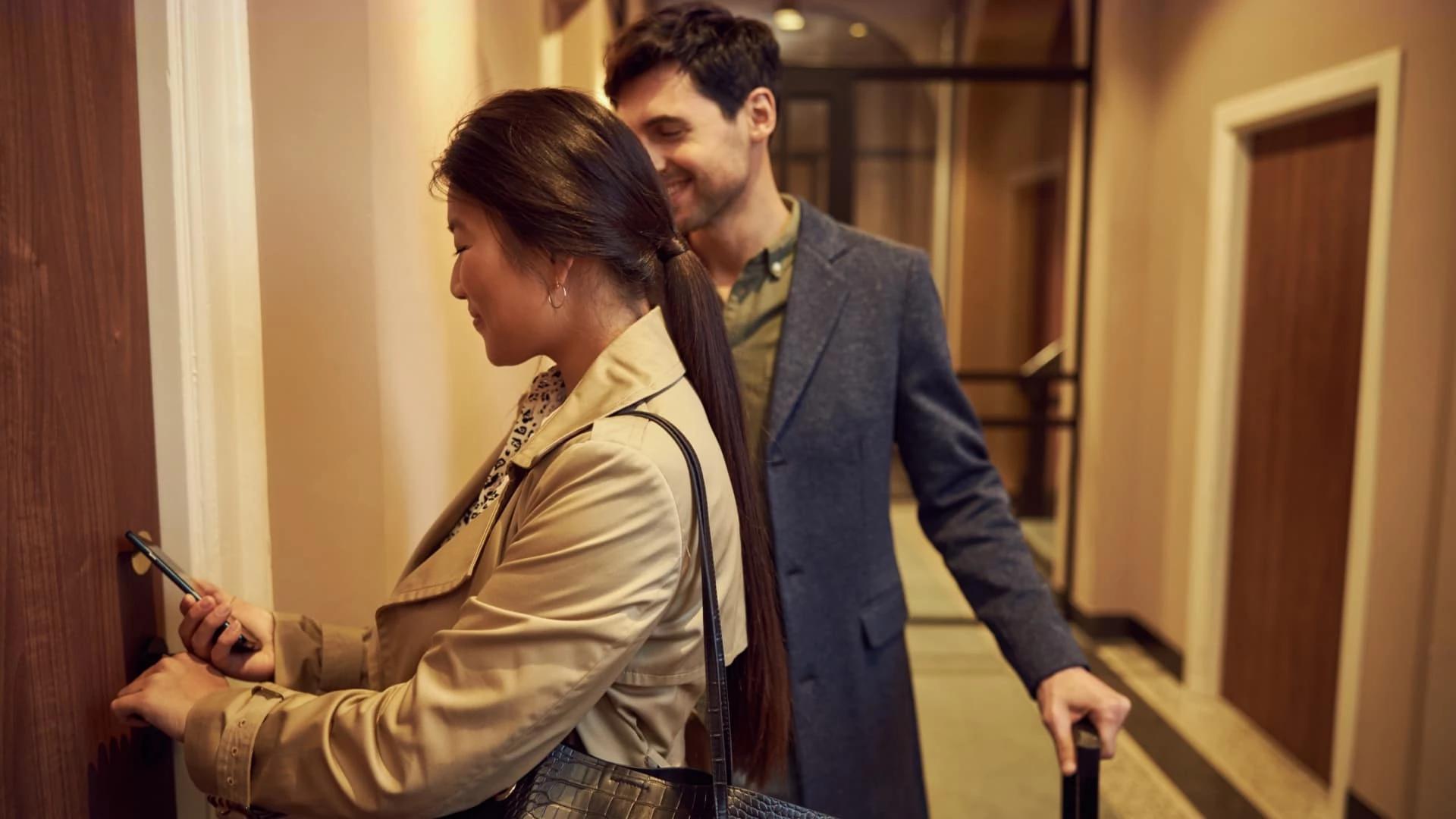 Un couple en tain d'accéder à leur chambre d'hôtel