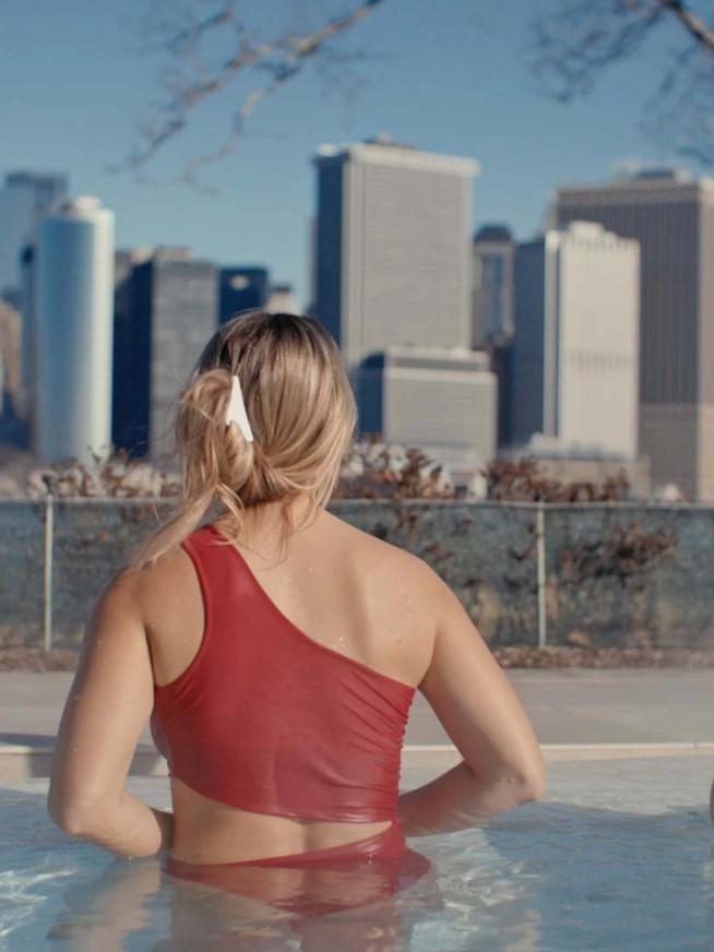 Due ragazze nella piscina termale QC terme che si affaccia sulla skyline di New York