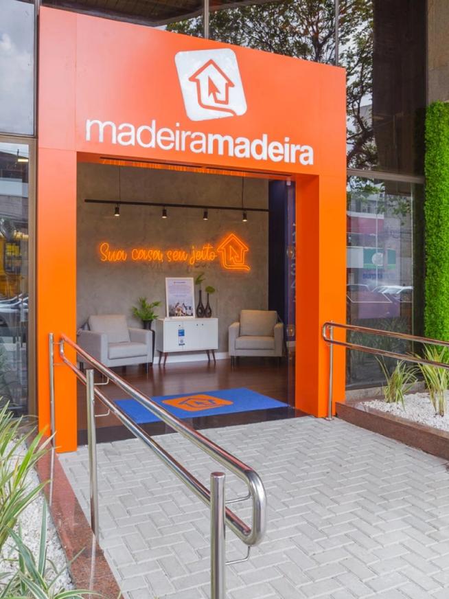 Foto da frente de uma loja física da MadeiraMadeira, maior ecommerce de produtos para casa do Brasil