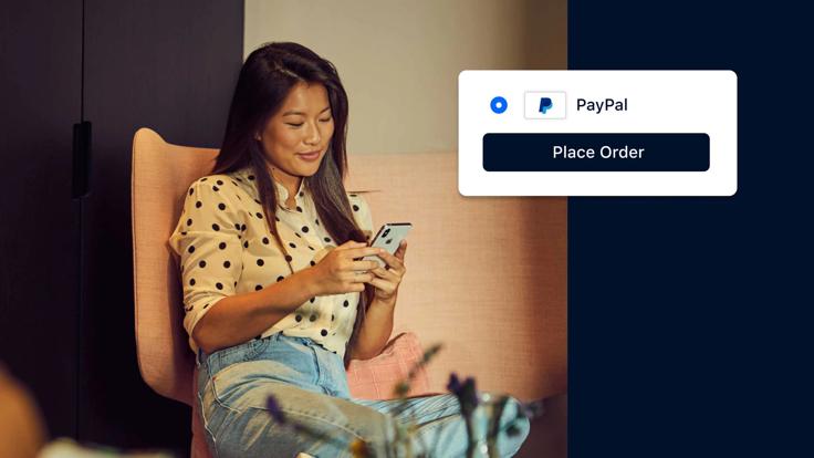 Frau am Smartphone bezahlt mit PayPal