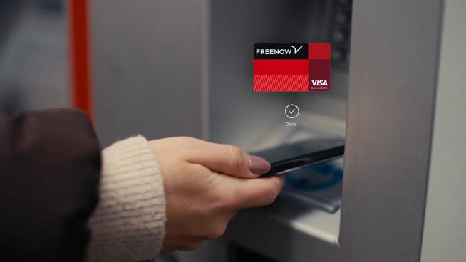 Jemand bezahlt kontaktlos mit seinem Handy mit einer virtuellen Karte für ein Zugticket