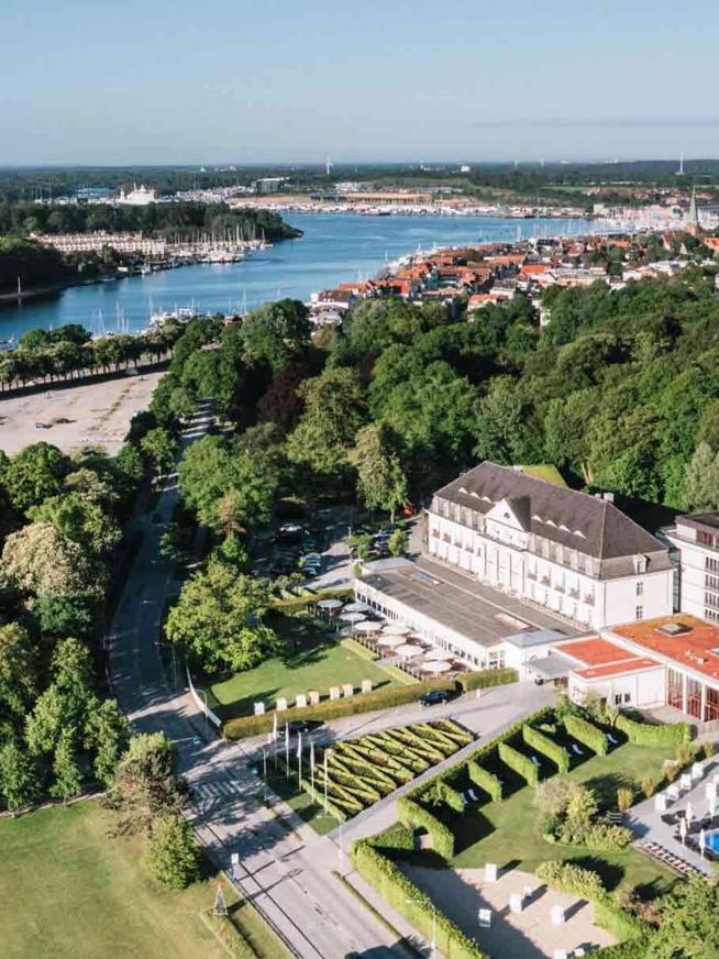Eine Luftaufnahme des A-ROSA Hotels in Travemünde