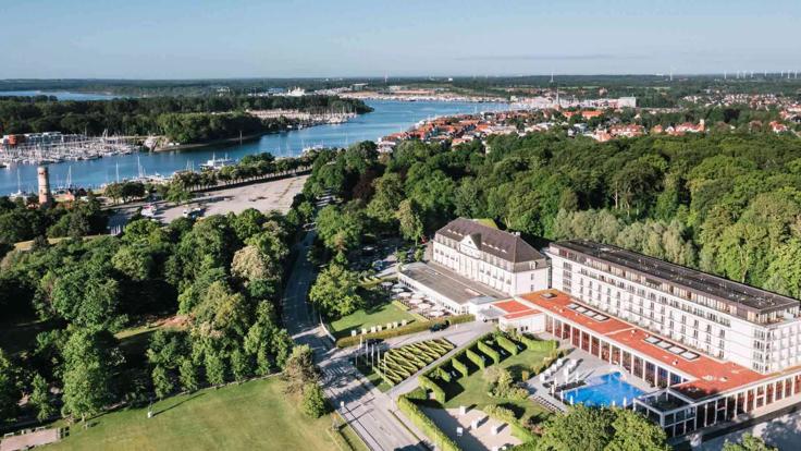 Eine Luftaufnahme des A-ROSA Hotels in Travemünde
