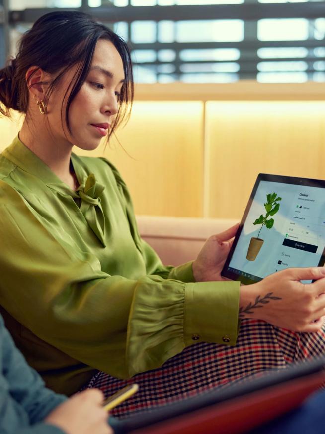Mujer haciendo un pago web en una tablet