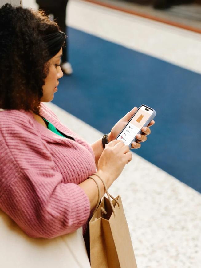 Kvinna som använde online checkout på smartphone