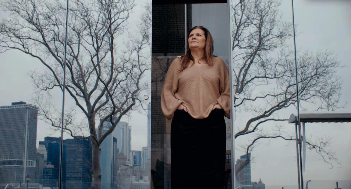 Janine DiGioacchino, CEO US di QC Terme, guarda la skyline di Manhattan