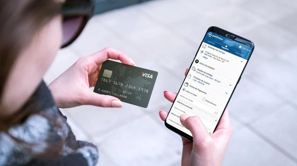 Pessoa usando o aplicativo da Posthaus para realizar compra com cartão de crédito