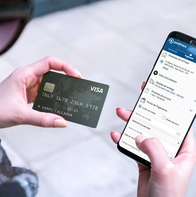 Pessoa usando o aplicativo da Posthaus para realizar compra com cartão de crédito