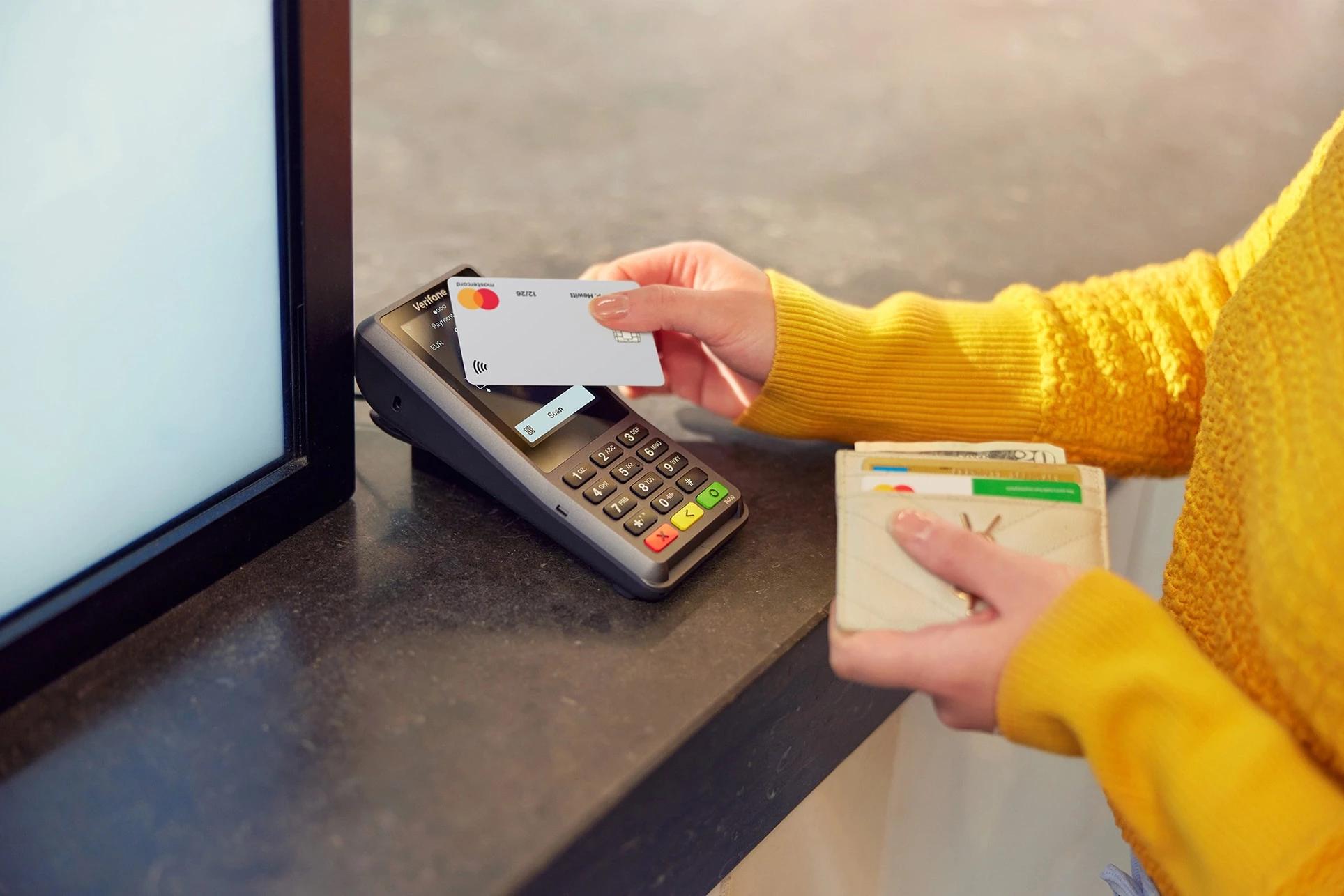 Vrouw betaalt met Debit Mastercard