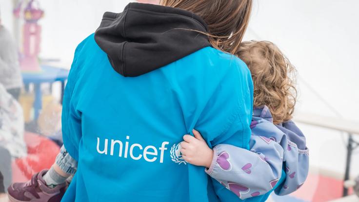 UNICEF und seine Partner richten "Blue Dot"-Zentren ein, die sich um die Bedürfnisse von Flüchtlingskindern und ihren Familien kümmern.
